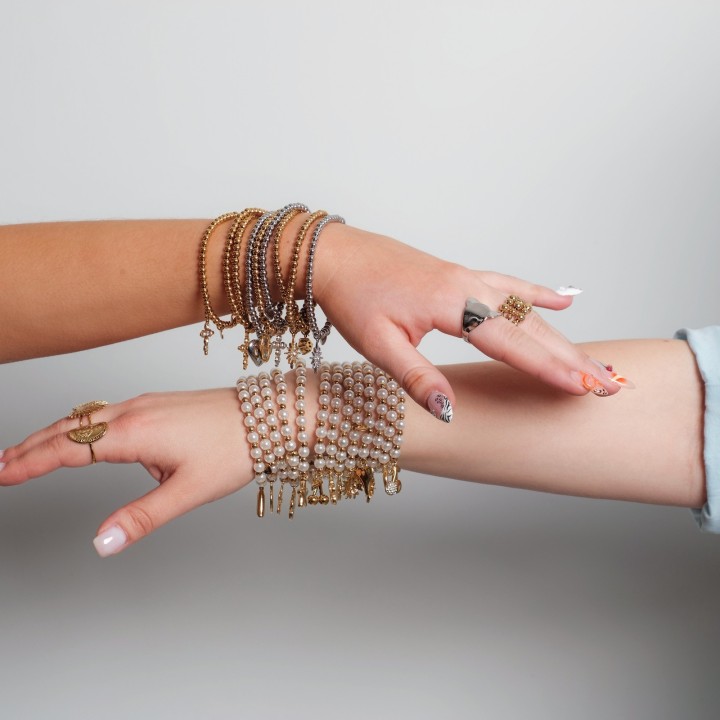 BRACELET PERLES GRIS METALLISE MEDAILLON ACIER INOX GOLD PETIT PRIX