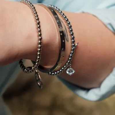 BRACELET PERLES GRIS METALLISE MEDAILLON ACIER INOX GOLD PETIT PRIX