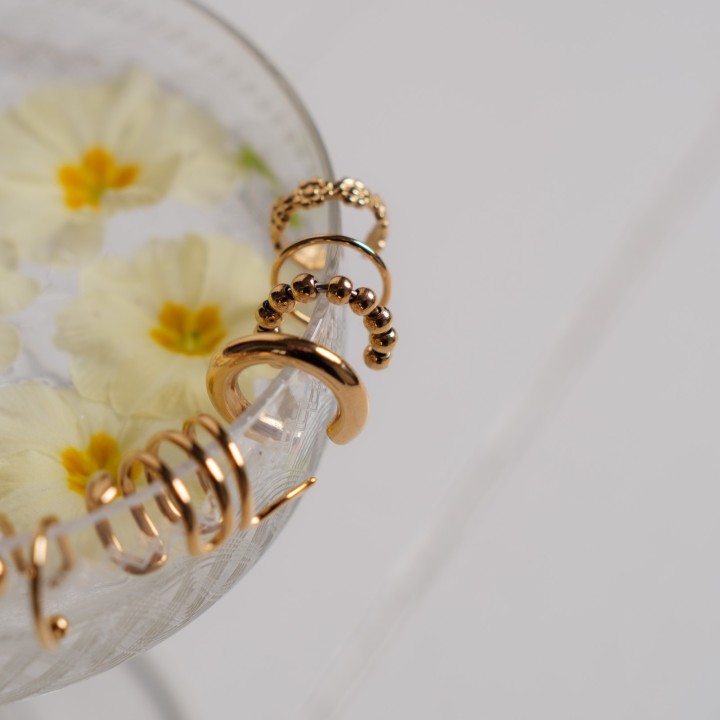BAGUE D'OREILLE FLEURS CISELEES ACIER INOXYDABLE GOLD PETIT PRIX