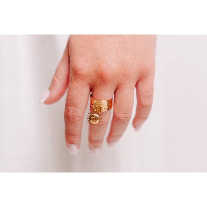 BAGUE LARGE MARTELEE SOLEIL ACIER INOXYDABLE GOLD PETIT PRIX