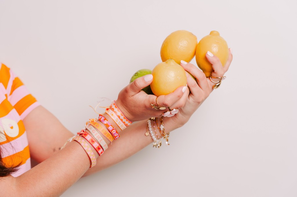 Zoom sur notre nouvelle collection été : coquillages, nouveaux charms & bijoux colorés.
