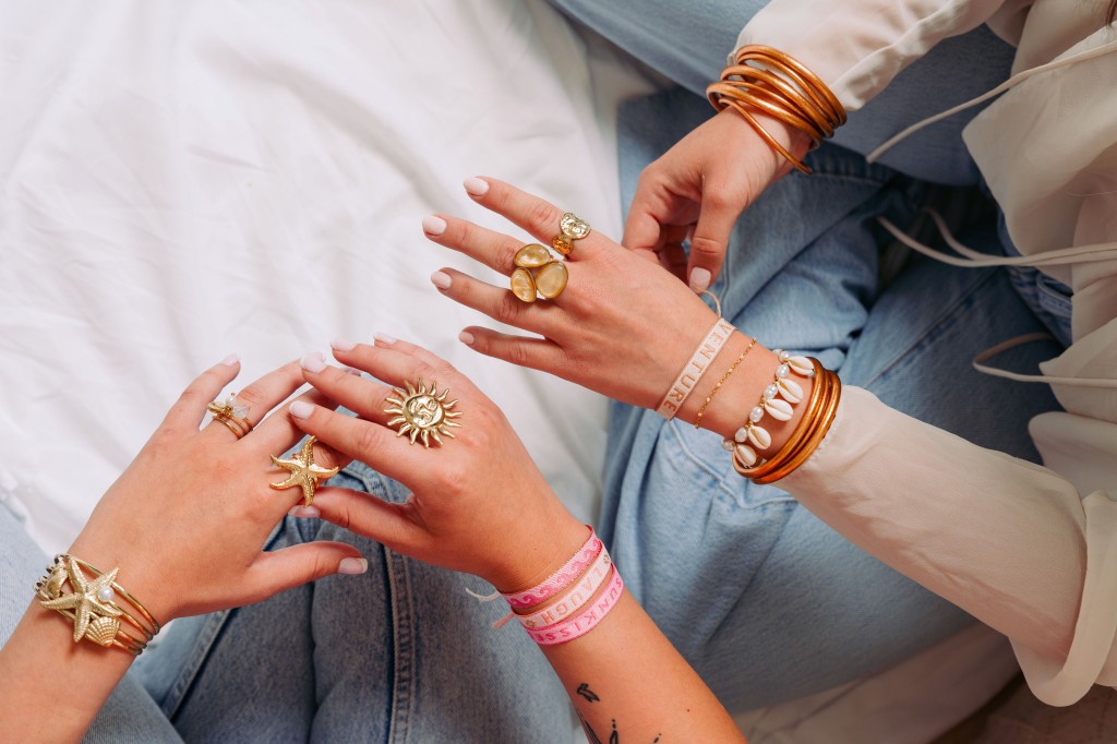 Les bijoux indispensables à glisser dans ta valise (et qui te sauveront des fashion faux-pas en vacances)