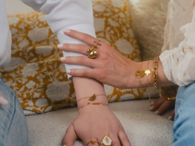 L'art du layering : Combiner plusieurs boucles d'oreilles, colliers, bracelets & bagues pour avoir un look tendance